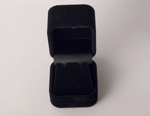 12 关键词:黑色绒布盒,黑色绒布盒生产 产品描述:东莞市金其包装制品